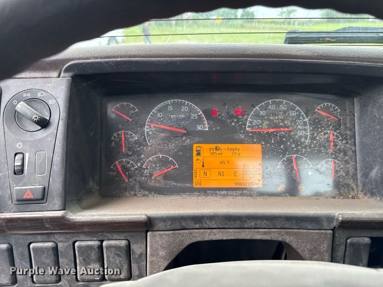 image for item DV2691 2013 Volvo Truck VNL semi truck