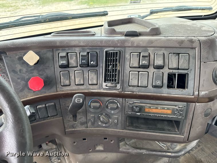 image for item DV2691 2013 Volvo Truck VNL semi truck