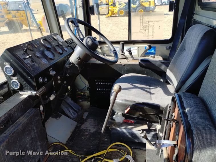 image for item DV6502 1993 Oshkosh  HB-2518B snow blower truck