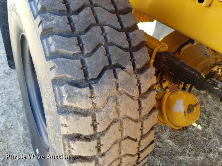 image for item DV6502 1993 Oshkosh  HB-2518B snow blower truck