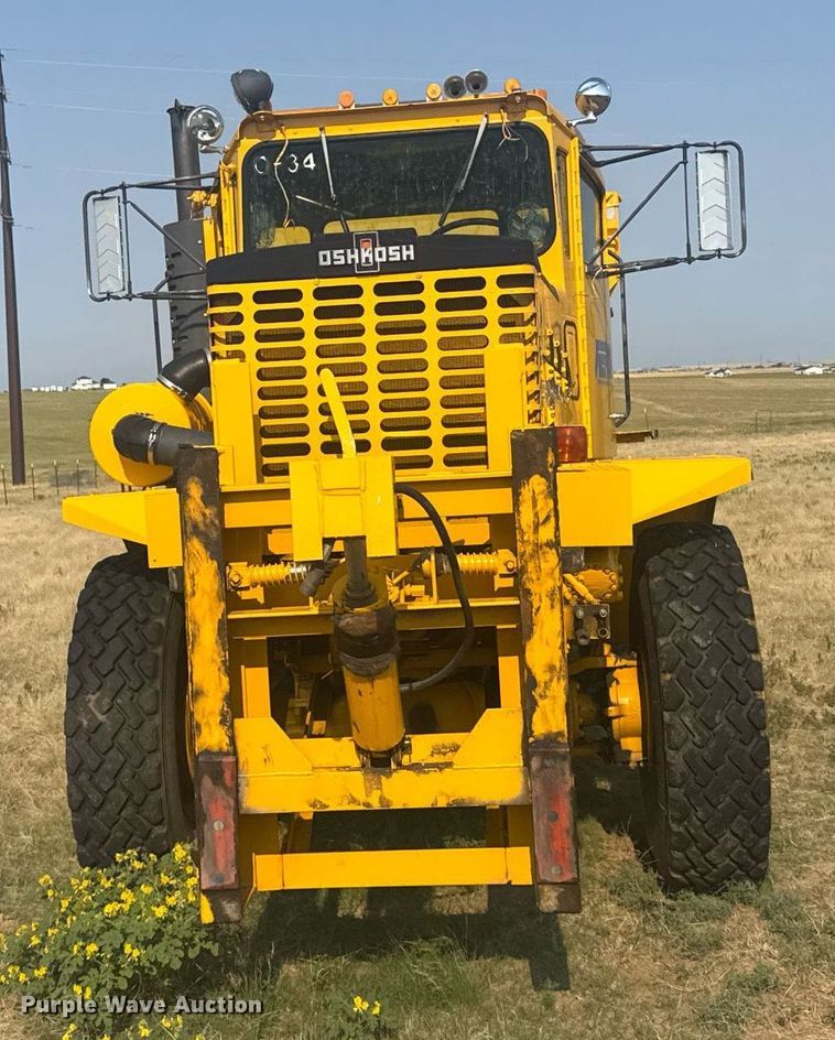 image for item DV6511 1984 Oshkosh  P-2330-1 dump truck