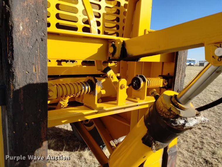 image for item DV6511 1984 Oshkosh  P-2330-1 dump truck