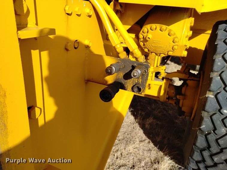 image for item DV6511 1984 Oshkosh  P-2330-1 dump truck