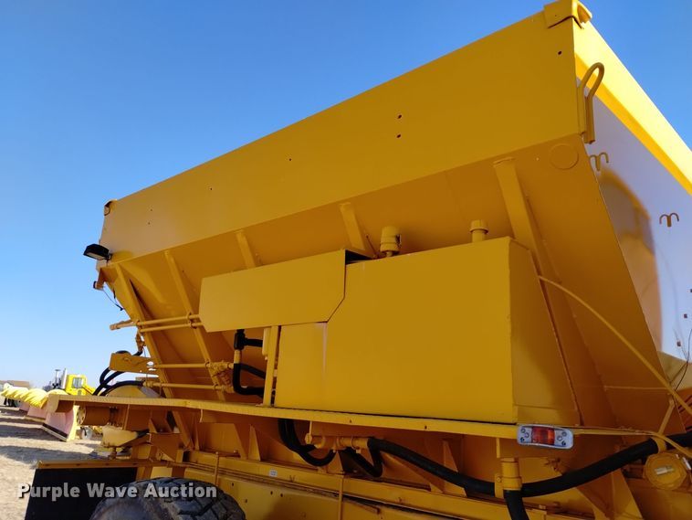 image for item DV6511 1984 Oshkosh  P-2330-1 dump truck