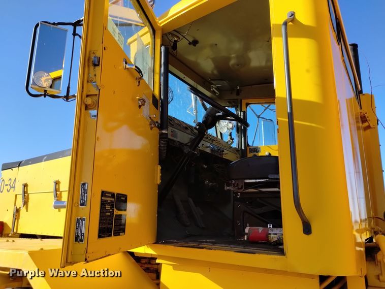 image for item DV6511 1984 Oshkosh  P-2330-1 dump truck