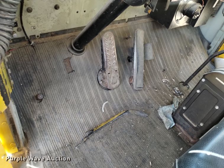 image for item DV6511 1984 Oshkosh  P-2330-1 dump truck