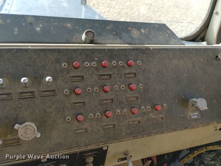 image for item DV6511 1984 Oshkosh  P-2330-1 dump truck