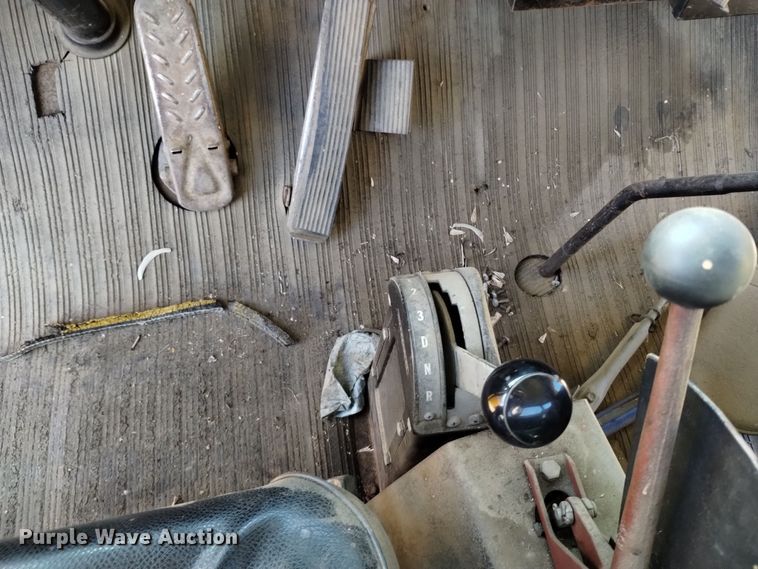 image for item DV6511 1984 Oshkosh  P-2330-1 dump truck