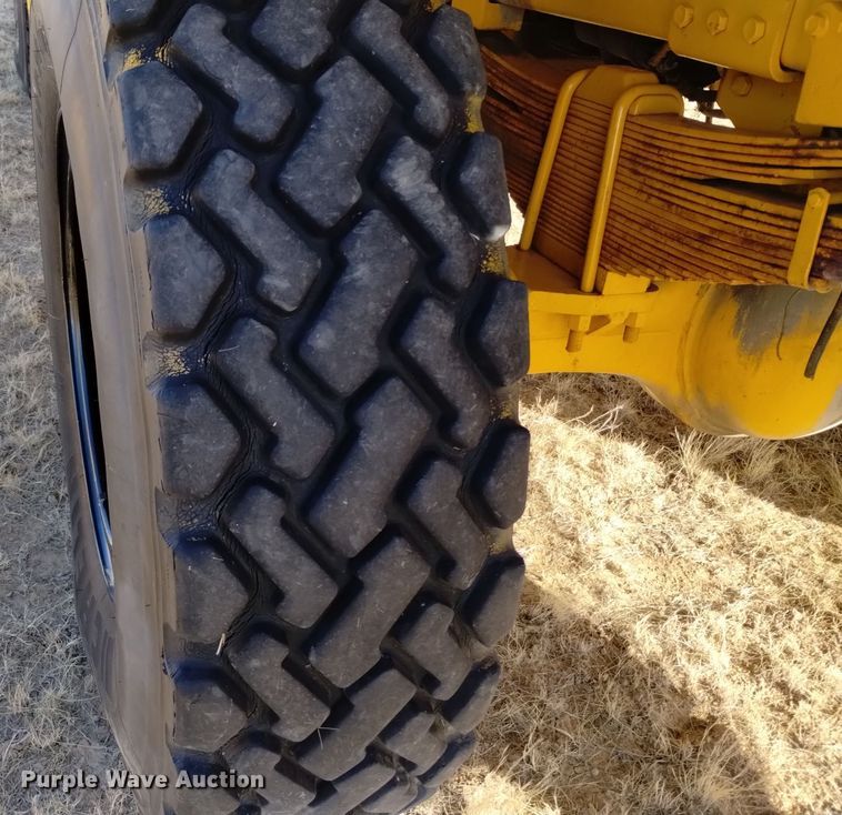 image for item DV6511 1984 Oshkosh  P-2330-1 dump truck