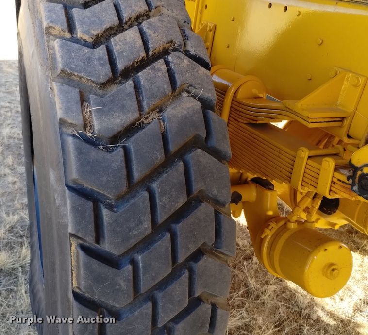 image for item DV6511 1984 Oshkosh  P-2330-1 dump truck