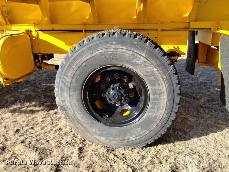 image for item DV6511 1984 Oshkosh  P-2330-1 dump truck