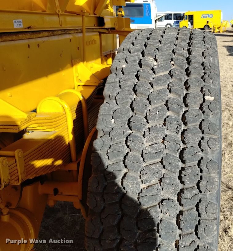 image for item DV6511 1984 Oshkosh  P-2330-1 dump truck