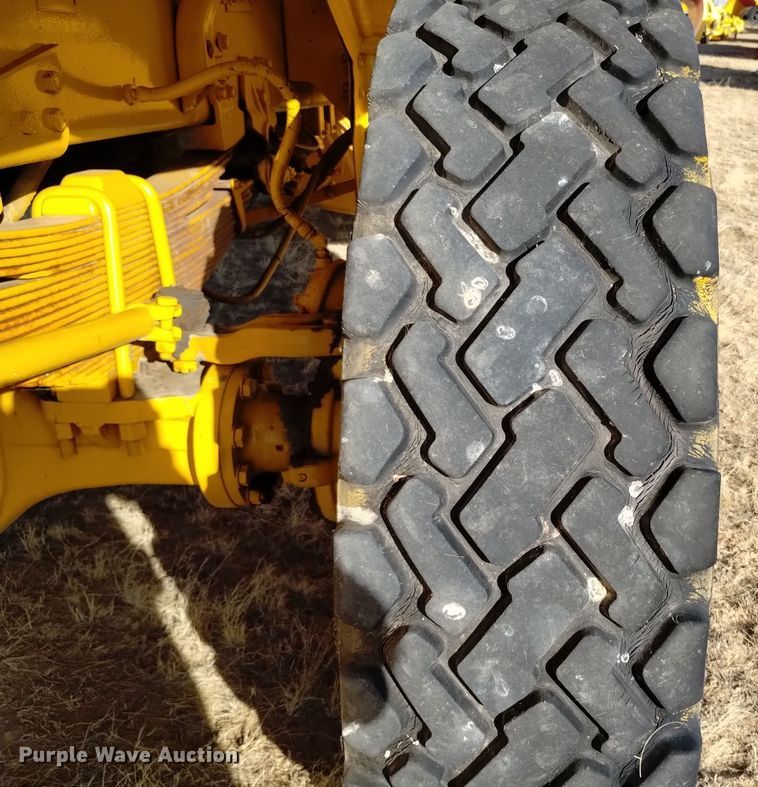 image for item DV6511 1984 Oshkosh  P-2330-1 dump truck