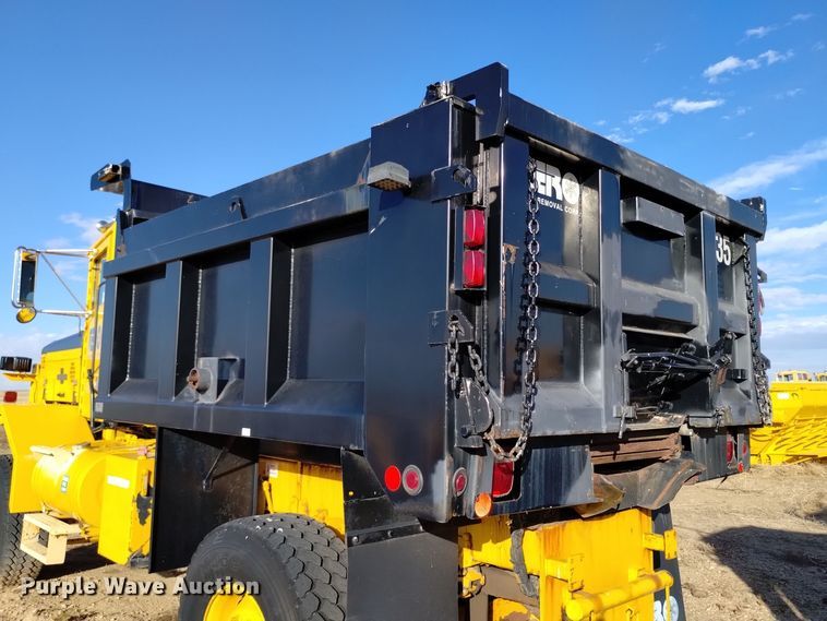 image for item DV6513 2002 Oshkosh  MPT-1826 dump truck