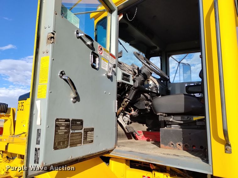 image for item DV6513 2002 Oshkosh  MPT-1826 dump truck