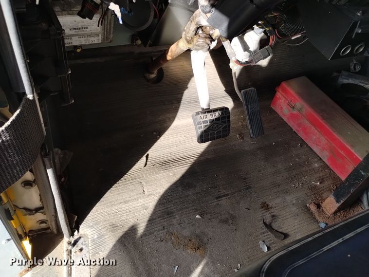 image for item DV6513 2002 Oshkosh  MPT-1826 dump truck