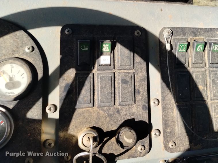 image for item DV6513 2002 Oshkosh  MPT-1826 dump truck