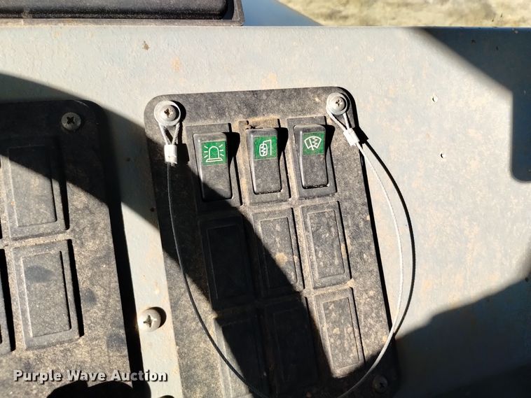 image for item DV6513 2002 Oshkosh  MPT-1826 dump truck