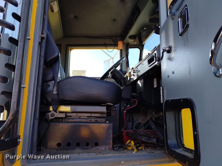 image for item DV6513 2002 Oshkosh  MPT-1826 dump truck