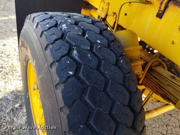 image for item DV6513 2002 Oshkosh  MPT-1826 dump truck