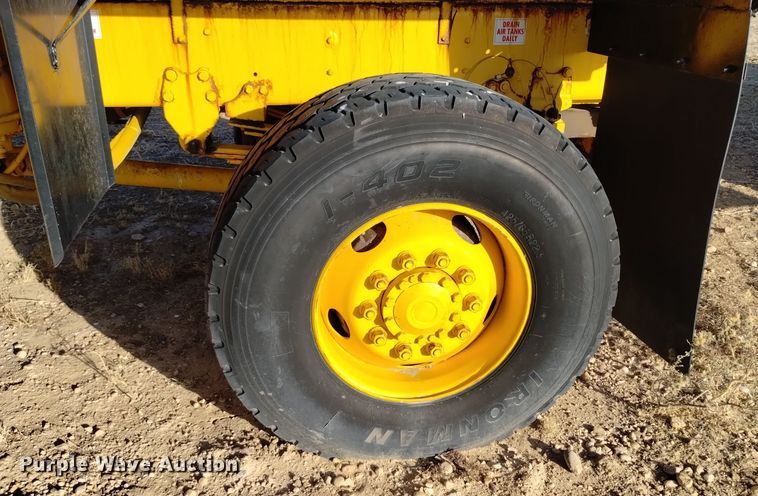 image for item DV6513 2002 Oshkosh  MPT-1826 dump truck