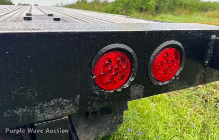 image for item DW3428 1997 Chaparral flatbed trailer