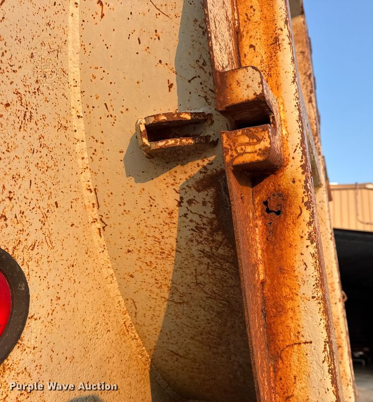 image for item DW3434 1996 Reliance end dump trailer