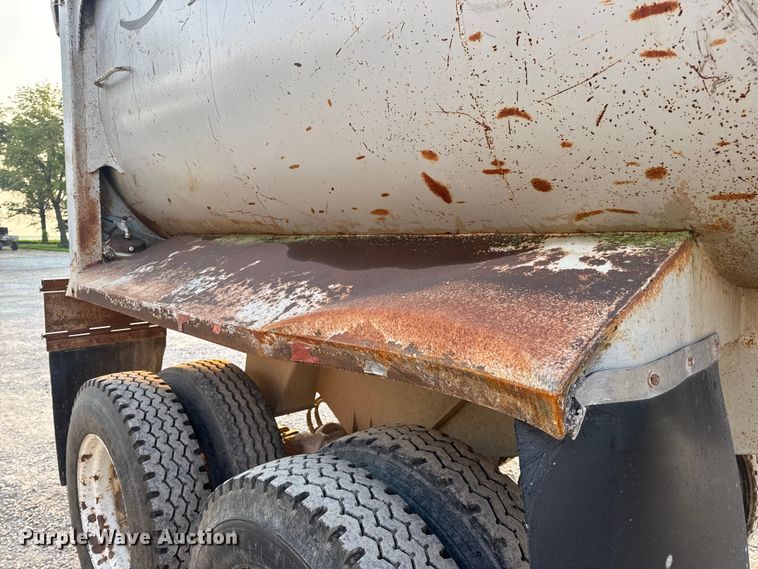 image for item DW3434 1996 Reliance end dump trailer