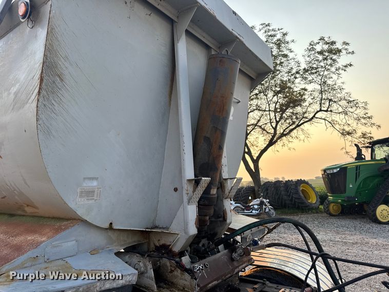 image for item DW3434 1996 Reliance end dump trailer