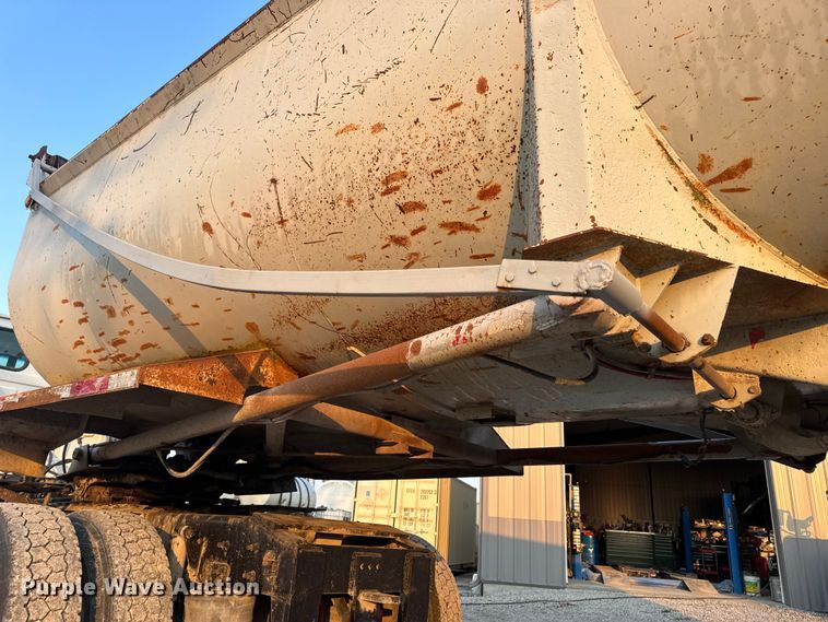 image for item DW3434 1996 Reliance end dump trailer