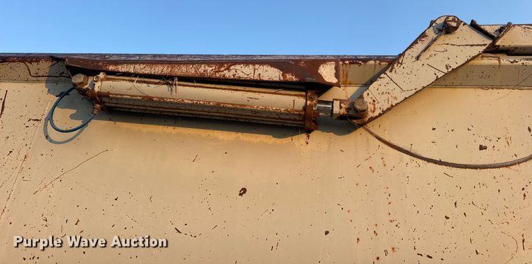 image for item DW3434 1996 Reliance end dump trailer