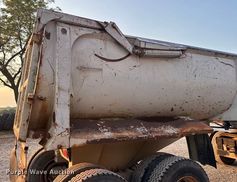 image for item DW3434 1996 Reliance end dump trailer