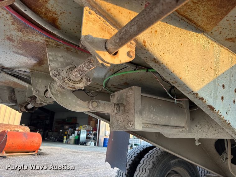 image for item DW3434 1996 Reliance end dump trailer