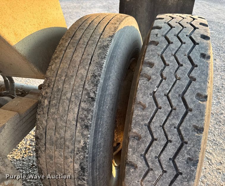 image for item DW3434 1996 Reliance end dump trailer