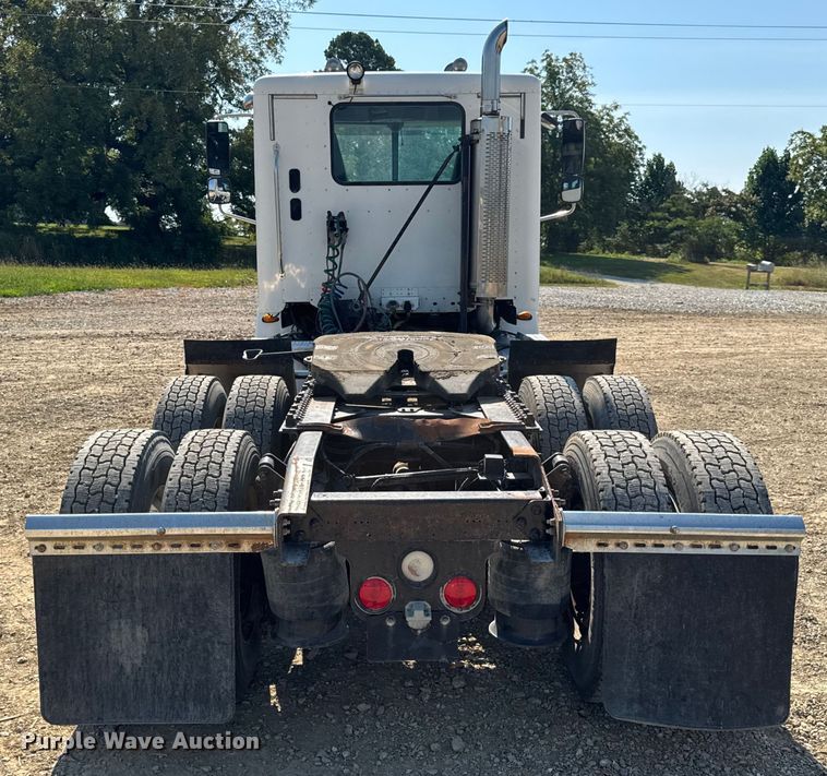 image for item DW3458 2006 Freightliner Columbia semi truck