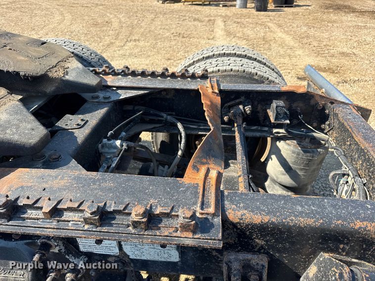 image for item DW3458 2006 Freightliner Columbia semi truck