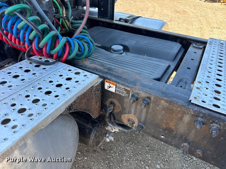 image for item DW3458 2006 Freightliner Columbia semi truck