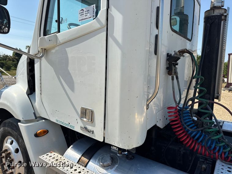 image for item DW3458 2006 Freightliner Columbia semi truck