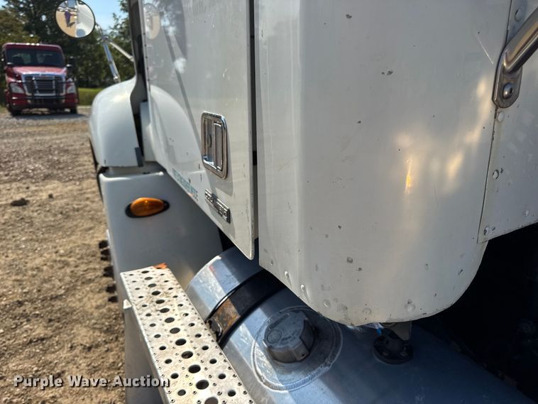 image for item DW3458 2006 Freightliner Columbia semi truck