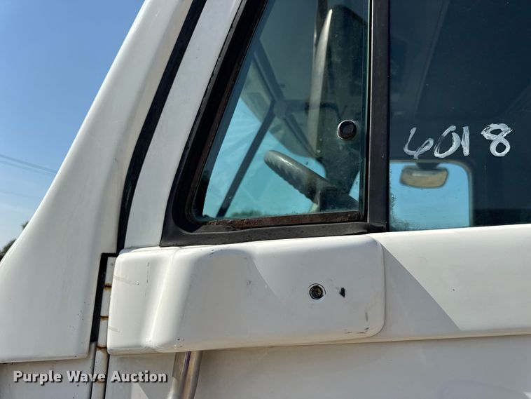 image for item DW3458 2006 Freightliner Columbia semi truck