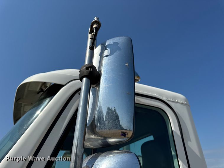 image for item DW3458 2006 Freightliner Columbia semi truck