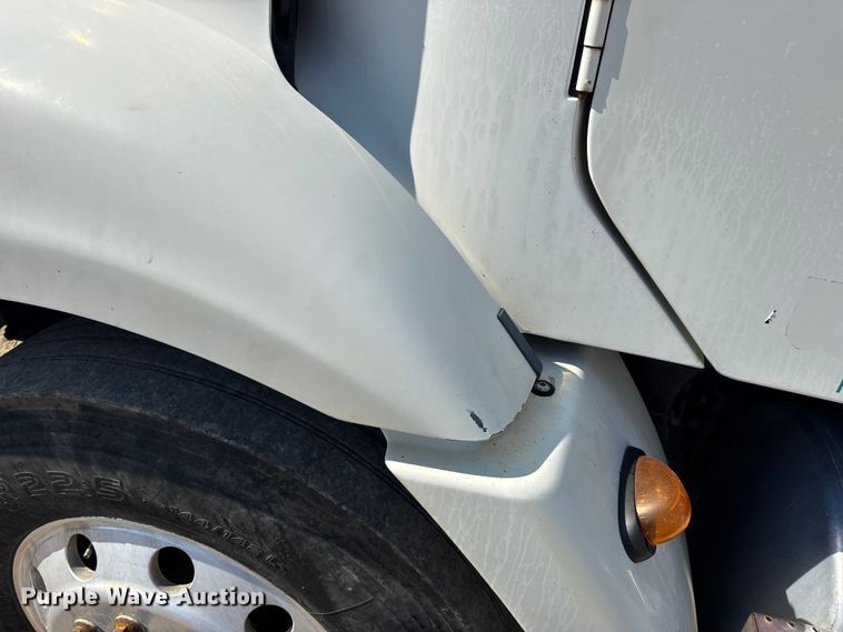 image for item DW3458 2006 Freightliner Columbia semi truck