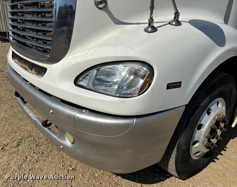 image for item DW3458 2006 Freightliner Columbia semi truck