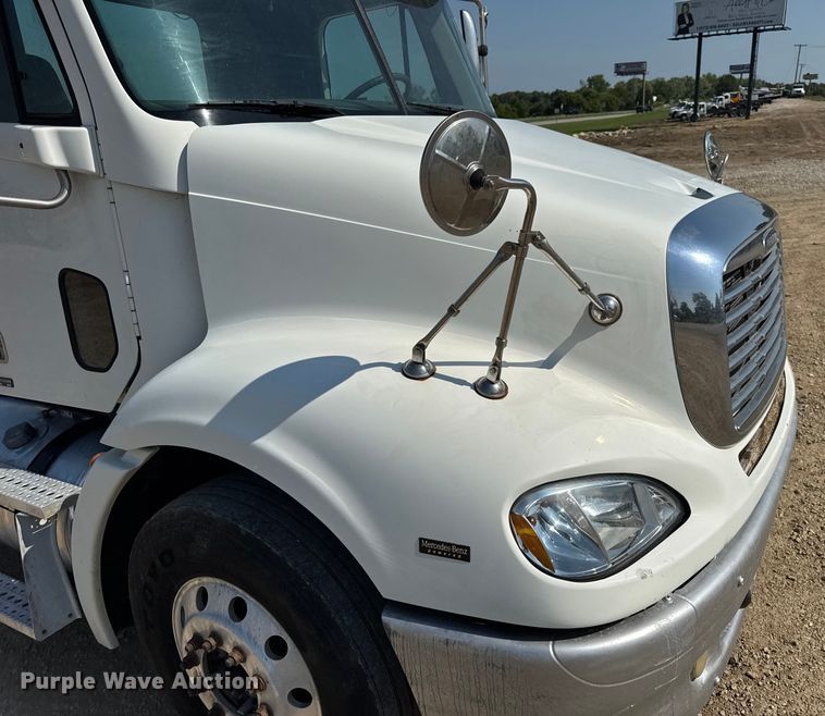 image for item DW3458 2006 Freightliner Columbia semi truck