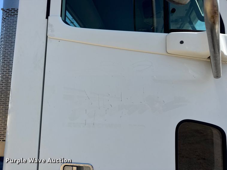 image for item DW3458 2006 Freightliner Columbia semi truck