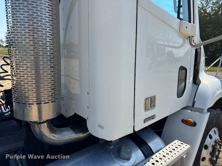 image for item DW3458 2006 Freightliner Columbia semi truck