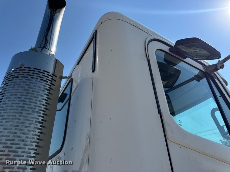 image for item DW3458 2006 Freightliner Columbia semi truck