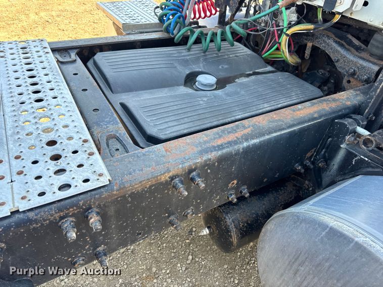 image for item DW3458 2006 Freightliner Columbia semi truck