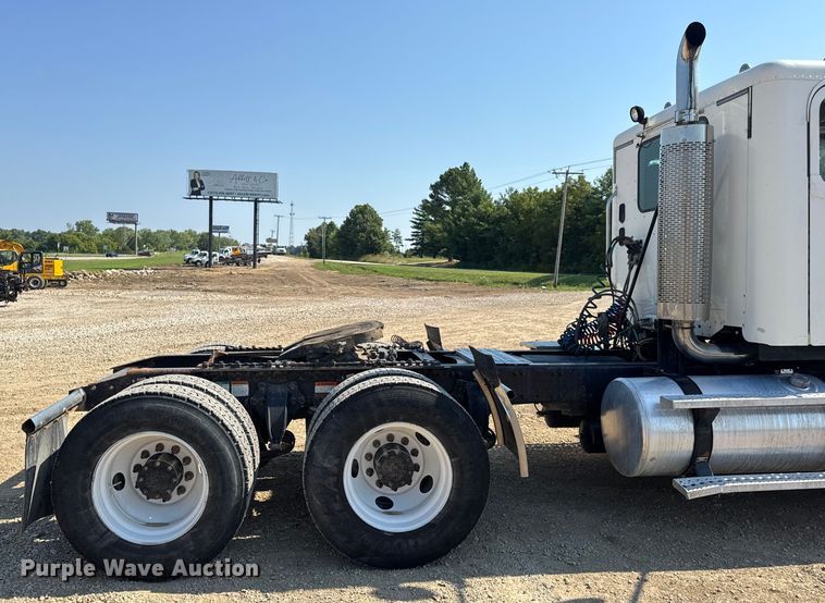 image for item DW3458 2006 Freightliner Columbia semi truck