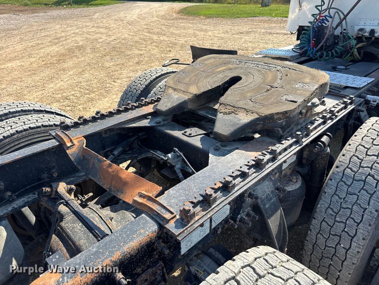 image for item DW3458 2006 Freightliner Columbia semi truck